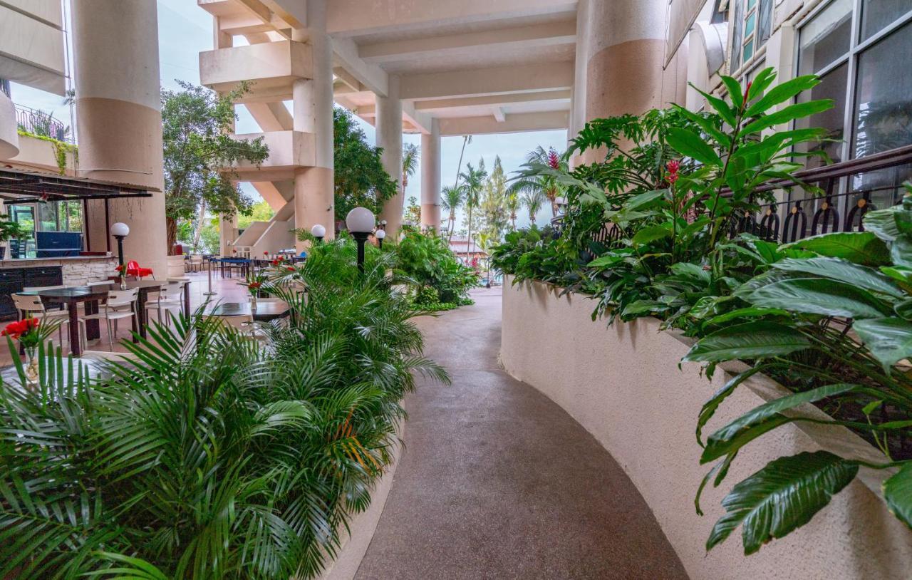 Romantic Couple Suite + Beach-Front Balcony Tanjung Bungah  Ngoại thất bức ảnh